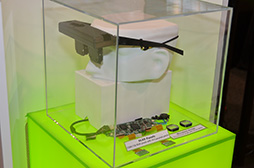 画像ギャラリー No.004のサムネイル画像 / ［GTC 2014］NVIDIAのHMD「Near-Eye LFD」に注目集まるGTC 2014展示会場。次世代GPU「Pascal」で使う3次元メモリも披露