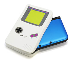 画像ギャラリー No.006のサムネイル画像 / モチーフはファミコンとゲームボーイ。レトロ感ある3DS LLポーチ2製品発売