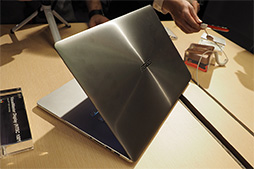 画像ギャラリー No.012のサムネイル画像 / ［COMPUTEX］5-in-1の合体ノートPCや4K液晶搭載のハイエンドノートPCが登場。盛りだくさんなASUSプレスカンファレンスレポート