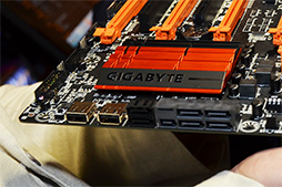 画像ギャラリー No.009のサムネイル画像 / ［COMPUTEX］すべてはオーバークロックのために。GIGABYTEから“常用不可能”なマザーボードが発表される
