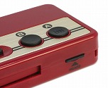 画像ギャラリー No.005のサムネイル画像 / ファミコンのゲームパッドをモチーフにしたモバイルバッテリーが発売。microSDカードリーダー付き