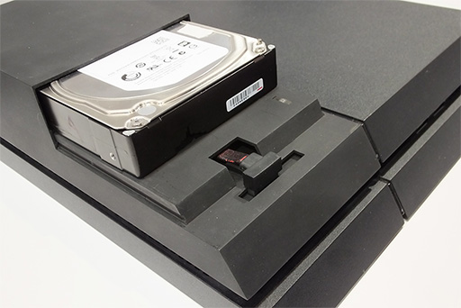 画像ギャラリー No.006のサムネイル画像 / ［CES 2015］PS4で3.5インチHDDを利用可能にする“チカラワザ”なマウントアダプターが登場