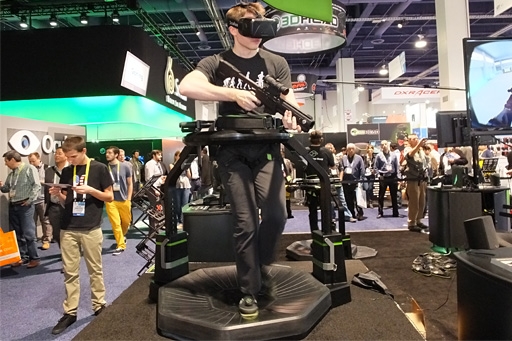 画像ギャラリー No.002のサムネイル画像 / ［CES 2015］いよいよ3月発売。プレイヤーが自分の足で移動できる巨大周辺機器「Omni」の製品候補版を見てきた