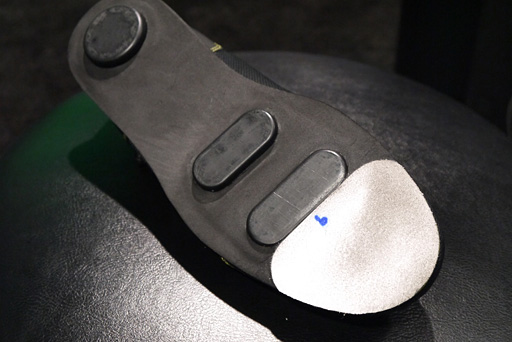 画像ギャラリー No.003のサムネイル画像 / ［CES 2015］いよいよ3月発売。プレイヤーが自分の足で移動できる巨大周辺機器「Omni」の製品候補版を見てきた