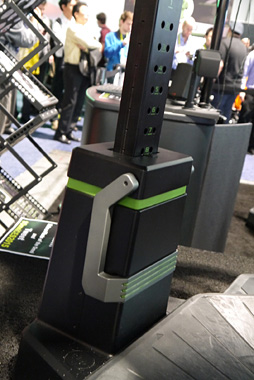 画像ギャラリー No.005のサムネイル画像 / ［CES 2015］いよいよ3月発売。プレイヤーが自分の足で移動できる巨大周辺機器「Omni」の製品候補版を見てきた