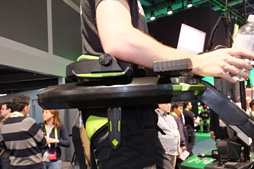 画像ギャラリー No.010のサムネイル画像 / ［CES 2015］いよいよ3月発売。プレイヤーが自分の足で移動できる巨大周辺機器「Omni」の製品候補版を見てきた