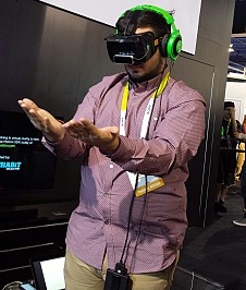 画像ギャラリー No.007のサムネイル画像 / ［CES 2015］これがオープンソースのパワー。Razerの「OSVR Hacker Dev Kit」を「Leap Motion」と組み合わせたデモを公開