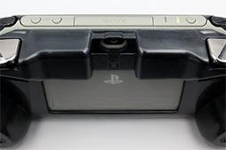 画像ギャラリー No.010のサムネイル画像 / 「PS Vitaに［L2/R2］トリガーを追加できるグリップ」を試す。これはPS4リモートプレイに必須のアイテムかも