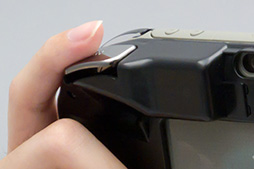 画像ギャラリー No.012のサムネイル画像 / 「PS Vitaに［L2/R2］トリガーを追加できるグリップ」を試す。これはPS4リモートプレイに必須のアイテムかも