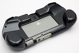 画像ギャラリー No.018のサムネイル画像 / 「PS Vitaに［L2/R2］トリガーを追加できるグリップ」を試す。これはPS4リモートプレイに必須のアイテムかも