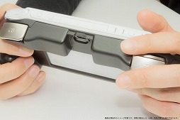 画像ギャラリー No.004のサムネイル画像 / PS Vitaに［L2/R2］トリガーを追加するグリップカバーが本日発売