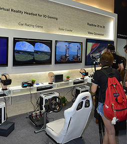 画像ギャラリー No.002のサムネイル画像 / ［COMPUTEX］変なアイテムを毎年連発するGALAXY。2015年の目玉は独自開発のVR対応HMD「GALAX VISION」だ