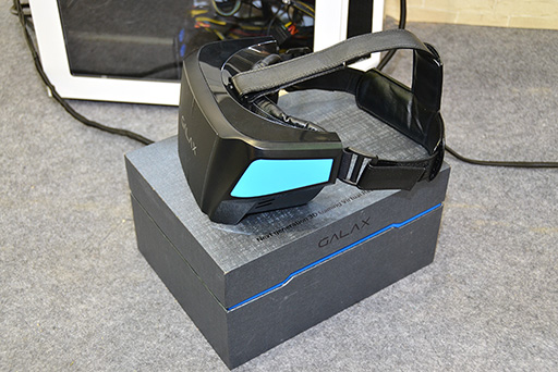 画像ギャラリー No.005のサムネイル画像 / ［COMPUTEX］変なアイテムを毎年連発するGALAXY。2015年の目玉は独自開発のVR対応HMD「GALAX VISION」だ
