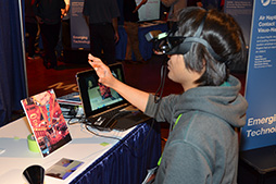 画像ギャラリー No.002のサムネイル画像 / ［SIGGRAPH 2015］触覚フィードバックや表情認識機能付きHMDなど，ちょっと変わった最新技術が展示されたEmerging Technologiesレポート