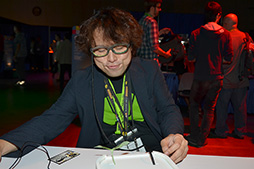 画像ギャラリー No.016のサムネイル画像 / ［SIGGRAPH 2015］触覚フィードバックや表情認識機能付きHMDなど，ちょっと変わった最新技術が展示されたEmerging Technologiesレポート