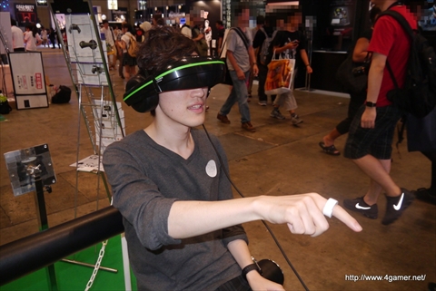 画像ギャラリー No.007のサムネイル画像 / ［TGS 2015］スマホに触らず操作ができる“魔法の指輪”こと「Ring ZERO」で，戦闘機を操作する3Dシューティングゲームを遊んでみた