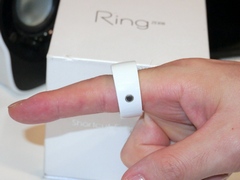 ［TGS 2015］スマホに触らず操作ができる“魔法の指輪”こと「Ring ZERO」で，戦闘機を操作する3Dシューティングゲームを遊んでみた