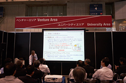 画像ギャラリー No.003のサムネイル画像 / CEATEC JAPAN 2015まとめ。ゲームシーンに来てくれるかもしれない触覚技術などを,コンパニオンのおねーさんともども見てきた