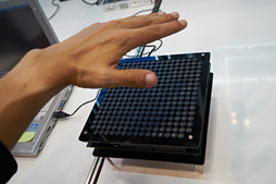 画像ギャラリー No.009のサムネイル画像 / CEATEC JAPAN 2015まとめ。ゲームシーンに来てくれるかもしれない触覚技術などを,コンパニオンのおねーさんともども見てきた