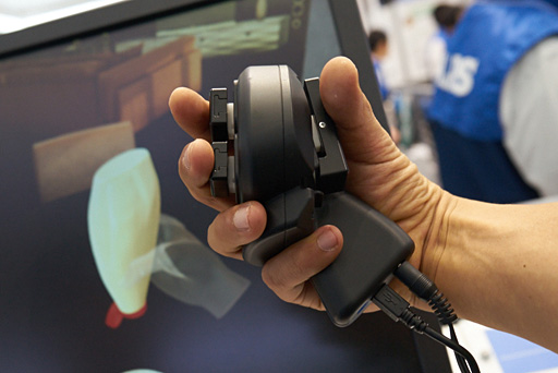 画像ギャラリー No.013のサムネイル画像 / CEATEC JAPAN 2015まとめ。ゲームシーンに来てくれるかもしれない触覚技術などを,コンパニオンのおねーさんともども見てきた