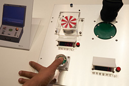 画像ギャラリー No.017のサムネイル画像 / CEATEC JAPAN 2015まとめ。ゲームシーンに来てくれるかもしれない触覚技術などを,コンパニオンのおねーさんともども見てきた