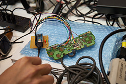 画像ギャラリー No.021のサムネイル画像 / CEATEC JAPAN 2015まとめ。ゲームシーンに来てくれるかもしれない触覚技術などを,コンパニオンのおねーさんともども見てきた
