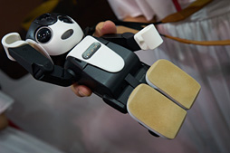 画像ギャラリー No.025のサムネイル画像 / CEATEC JAPAN 2015まとめ。ゲームシーンに来てくれるかもしれない触覚技術などを,コンパニオンのおねーさんともども見てきた