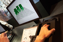 画像ギャラリー No.034のサムネイル画像 / CEATEC JAPAN 2015まとめ。ゲームシーンに来てくれるかもしれない触覚技術などを,コンパニオンのおねーさんともども見てきた