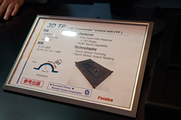 画像ギャラリー No.035のサムネイル画像 / CEATEC JAPAN 2015まとめ。ゲームシーンに来てくれるかもしれない触覚技術などを,コンパニオンのおねーさんともども見てきた