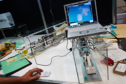 画像ギャラリー No.036のサムネイル画像 / CEATEC JAPAN 2015まとめ。ゲームシーンに来てくれるかもしれない触覚技術などを,コンパニオンのおねーさんともども見てきた