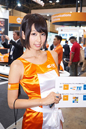 画像ギャラリー No.045のサムネイル画像 / CEATEC JAPAN 2015まとめ。ゲームシーンに来てくれるかもしれない触覚技術などを，コンパニオンのおねーさんともども見てきた