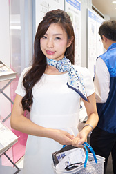 画像ギャラリー No.049のサムネイル画像 / CEATEC JAPAN 2015まとめ。ゲームシーンに来てくれるかもしれない触覚技術などを，コンパニオンのおねーさんともども見てきた