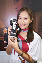 画像ギャラリー No.057のサムネイル画像 / CEATEC JAPAN 2015まとめ。ゲームシーンに来てくれるかもしれない触覚技術などを，コンパニオンのおねーさんともども見てきた