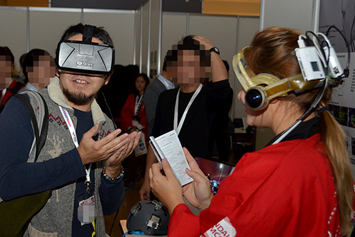 画像ギャラリー No.009のサムネイル画像 / ［SIGGRAPH ASIA］360度ビデオを撮影できるヘッドフォン型全周カメラ「JackIn Head」を体験してみた