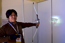 画像ギャラリー No.002のサムネイル画像 / ［SIGGRAPH ASIA］HMDなしで体験できるアーチェリー型VR「Electric Bow Interface 3D」