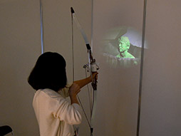 画像ギャラリー No.003のサムネイル画像 / ［SIGGRAPH ASIA］HMDなしで体験できるアーチェリー型VR「Electric Bow Interface 3D」