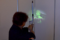 画像ギャラリー No.006のサムネイル画像 / ［SIGGRAPH ASIA］HMDなしで体験できるアーチェリー型VR「Electric Bow Interface 3D」