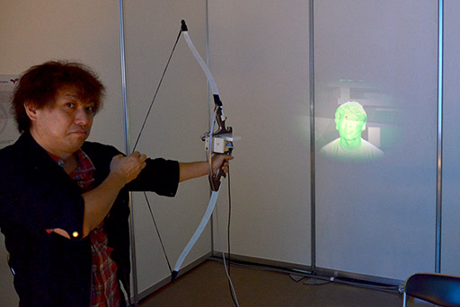 画像ギャラリー No.010のサムネイル画像 / ［SIGGRAPH ASIA］HMDなしで体験できるアーチェリー型VR「Electric Bow Interface 3D」