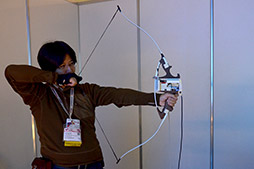画像ギャラリー No.011のサムネイル画像 / ［SIGGRAPH ASIA］HMDなしで体験できるアーチェリー型VR「Electric Bow Interface 3D」