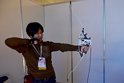 画像ギャラリー No.012のサムネイル画像 / ［SIGGRAPH ASIA］HMDなしで体験できるアーチェリー型VR「Electric Bow Interface 3D」