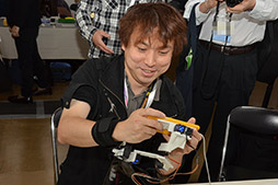 画像ギャラリー No.006のサムネイル画像 / ［SIGGRAPH ASIA］スマホゲームで本格的なフォースフィードバックを実現？ 謎のデバイス「ThirdHand」を体験してみた
