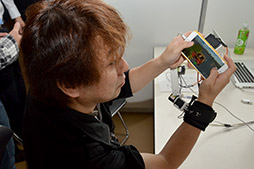 画像ギャラリー No.007のサムネイル画像 / ［SIGGRAPH ASIA］スマホゲームで本格的なフォースフィードバックを実現？ 謎のデバイス「ThirdHand」を体験してみた