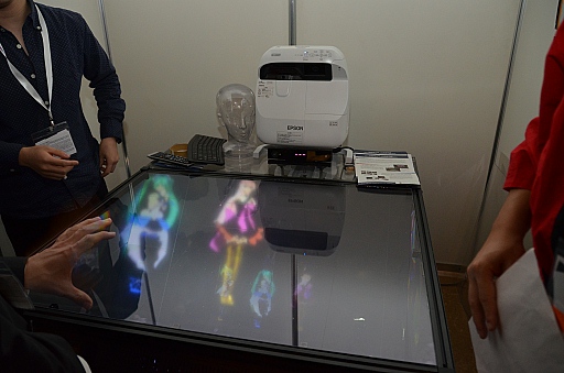 画像ギャラリー No.026のサムネイル画像 / 顔面タブレットやVRガリバートンネル体験から空中結像ディスプレイまで。SIGGRAPH ASIA 2015，Emerging Technologies展示セクションその他編