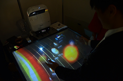 画像ギャラリー No.028のサムネイル画像 / 顔面タブレットやVRガリバートンネル体験から空中結像ディスプレイまで。SIGGRAPH ASIA 2015，Emerging Technologies展示セクションその他編
