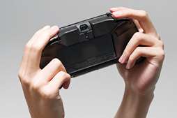 画像ギャラリー No.023のサムネイル画像 / PS Vitaに［L2/R2］ボタンを追加するカバー，待望のPCH-1000対応版を試す。リモートプレイ派は今回もマストバイだ