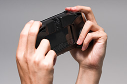 画像ギャラリー No.024のサムネイル画像 / PS Vitaに［L2/R2］ボタンを追加するカバー，待望のPCH-1000対応版を試す。リモートプレイ派は今回もマストバイだ