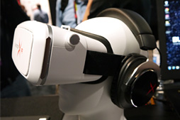 画像ギャラリー No.003のサムネイル画像 / ［CES 2016］あのCreativeが「BlasterX VR」でスマートフォン向けVRゲーム市場へ参入。わずか50ドルのヘッドマウントディスプレイは何ができるのか