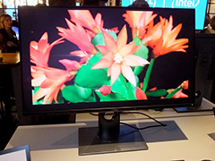 ［CES 2016］価格は約59万円!? ゲームにも向くという30インチ 4K有機ELディスプレイをDellが披露