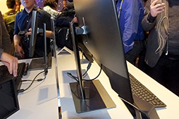 画像ギャラリー No.005のサムネイル画像 / ［CES 2016］価格は約59万円!? ゲームにも向くという30インチ 4K有機ELディスプレイをDellが披露