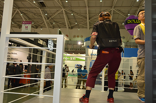 画像ギャラリー No.003のサムネイル画像 / ［COMPUTEX］VR時代はウェアラブルならぬ「背負えラブル」こそが本命!? ZOTACも“背負えるPC”をデモ